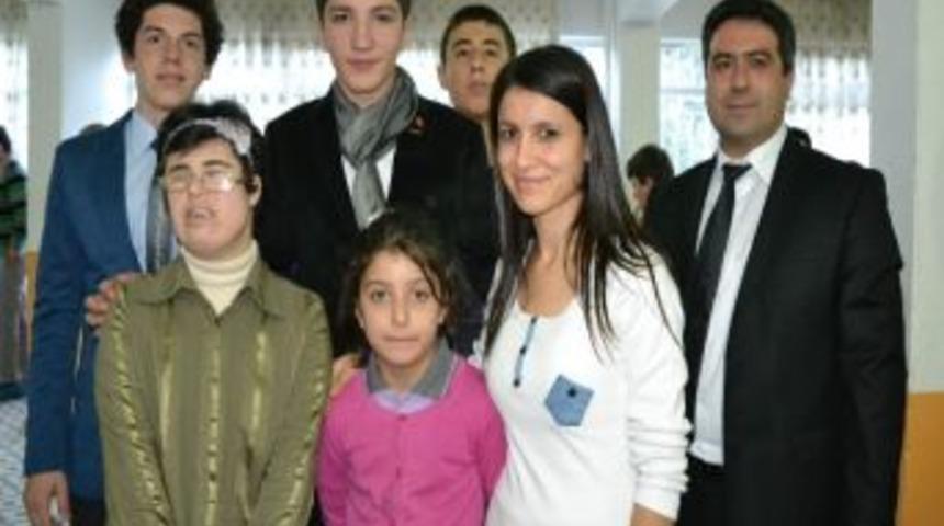 Dev &Ouml;ğrencilerden Engelli Kardeşlerine Ziyaret