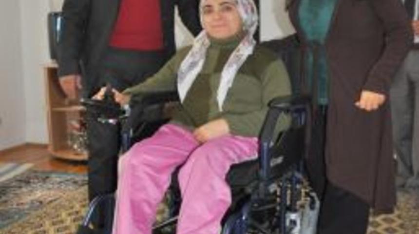Başkan S&ouml;zen, Engelli Anneye Tekerlekli Sandalye Hediye Etti