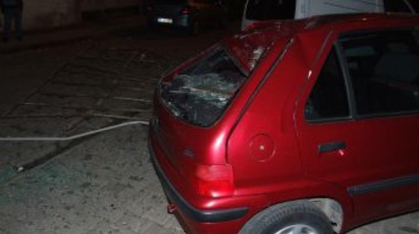 Otomobilin &Uuml;st&uuml;ne 8 Metrelik Demir Korkuluk D&uuml;şt&uuml;