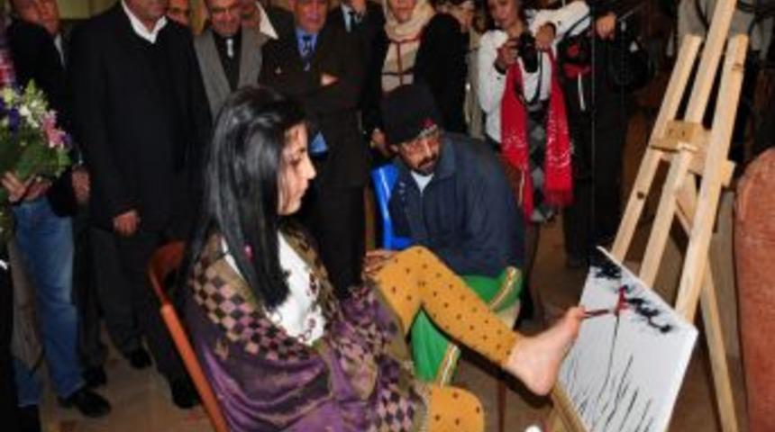 Engelli Bayan Ayaklarıyla Yaptığı Resimleri Alanya'da Sergiledi