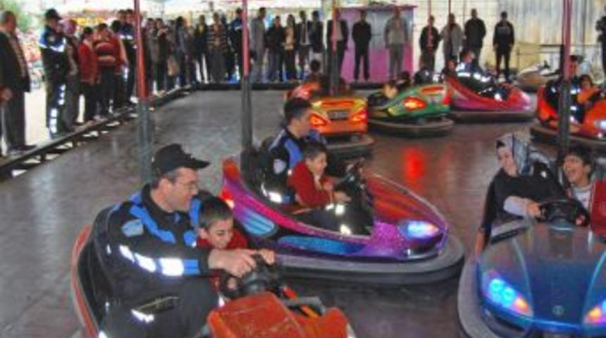 Kozan&rsquo;da Engelliler Lunaparkta Eğlendi