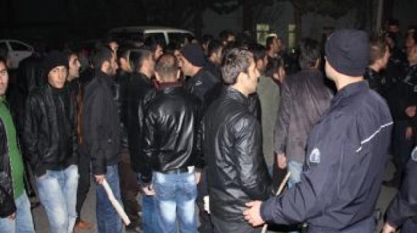 Karşıt G&ouml;r&uuml;şl&uuml; &Ouml;ğrencilerin Kavgası Sokağa Taştı