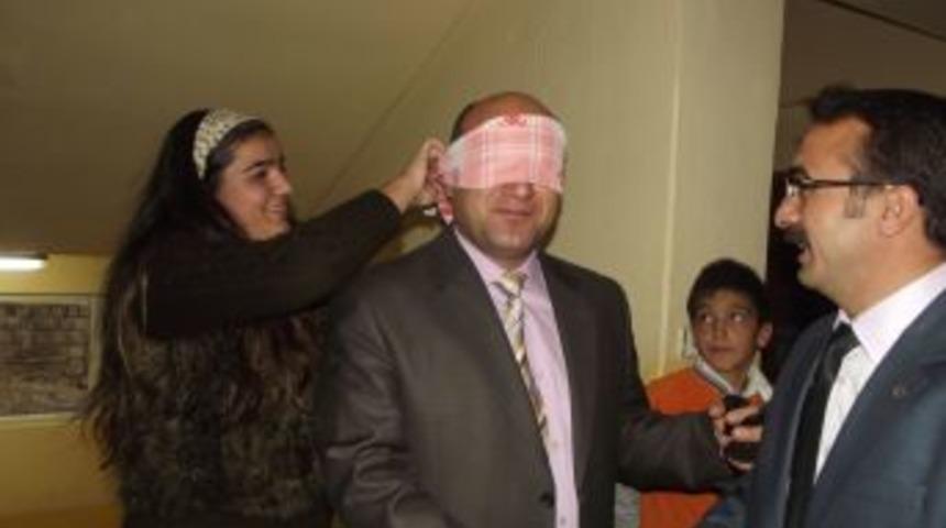 Engellilere Destek I&ccedil;in Merdivenleri G&ouml;zleri Bağlı Bir Şekilde &Ccedil;ıktılar