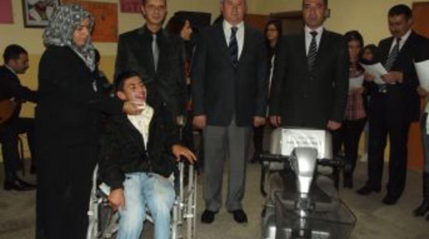 Kimse Yok Mu Derneği Engelli &Ouml;ğrenciye Ak&uuml;l&uuml; Araba Verdi