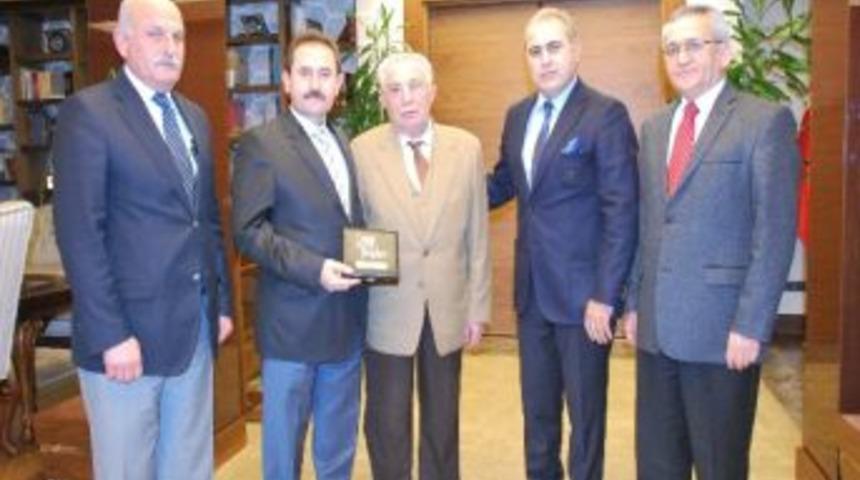 Vali Başk&ouml;y&rsquo;e &ldquo;&uuml;nl&uuml;lerle &Ccedil;orum T&uuml;rk&uuml;leri&rdquo; Alb&uuml;m&uuml; Hediye Edildi