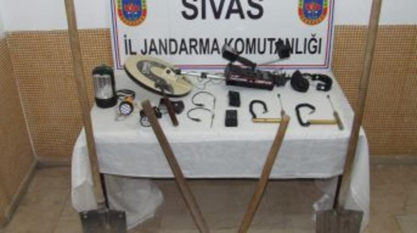 Jandarma Ka&ccedil;ak Kazıya Su&ccedil;&uuml;st&uuml; Yaptı