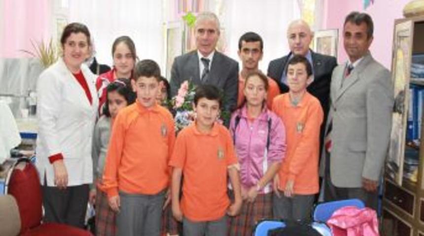Başkan Yenihan, Atat&uuml;rk İlk&ouml;ğretim Okulu Engelli Sınıfını Ziyaret Etti