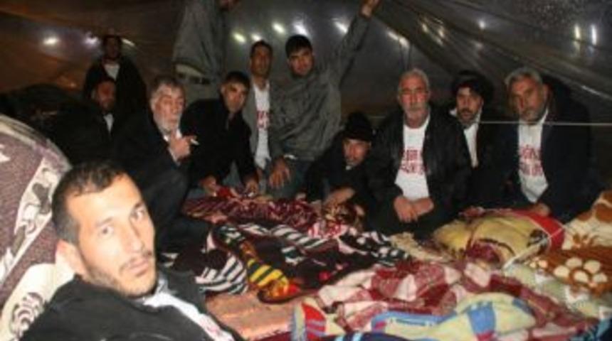 Yağmur Altında A&ccedil;lık Grevi