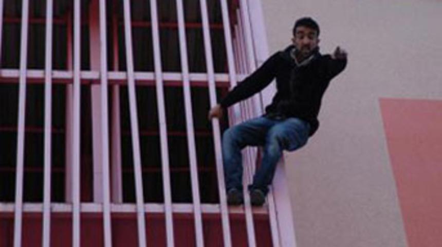 Yangın merdiveninde intihar girişimi