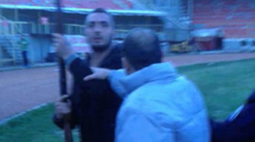 Av t&uuml;feğiyle sahaya indi