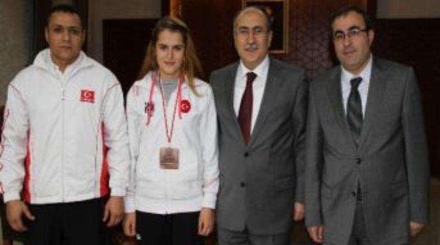 Nevşehir Valisi Savaş, Avrupa 3. S&uuml; Olan Bayan Boks&ouml;r&uuml; &Ouml;d&uuml;llendirdi