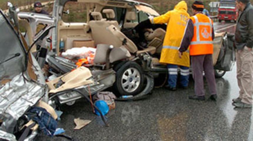 İş&ccedil;i taşıyan ara&ccedil; kamyona &ccedil;arptı: 2 &ouml;l&uuml;