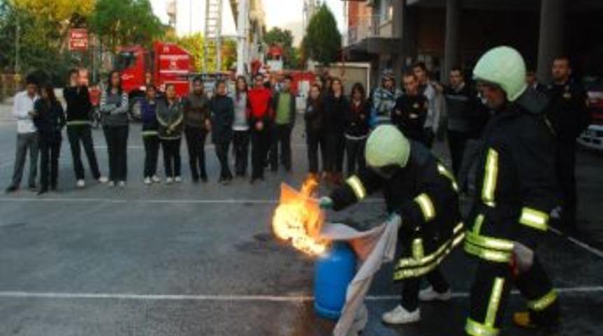 &Ouml;ğrenciler Tatbikat İ&ccedil;in İtfaiyeden Uygulamalı Eğitim Alıyor