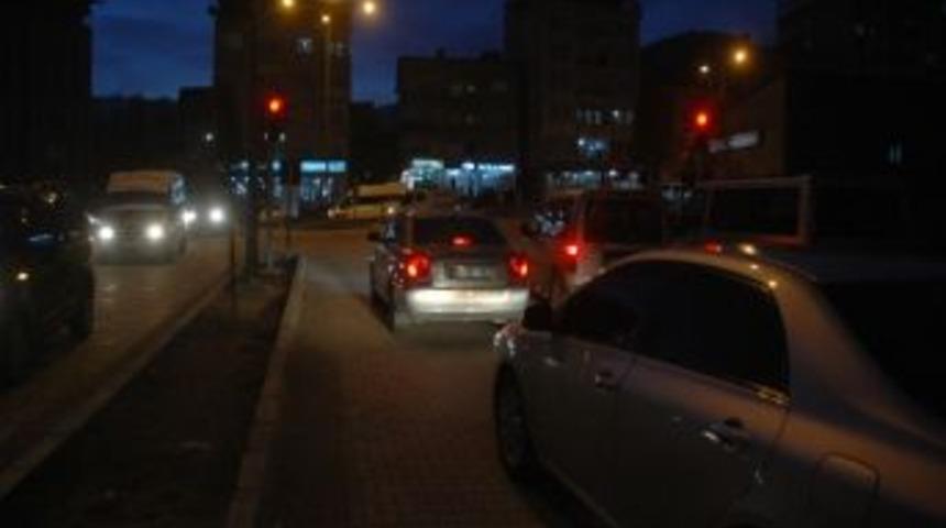 Hakkari Trafik Işıklarına Alışmaya &Ccedil;alışıyor