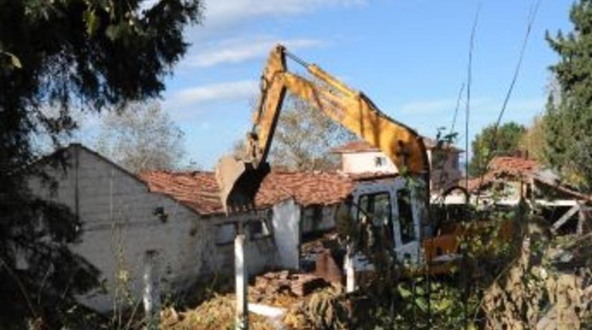 Başiskele Belediyesi Kent Estetiğini Bozan Yapıları Yıkıyor