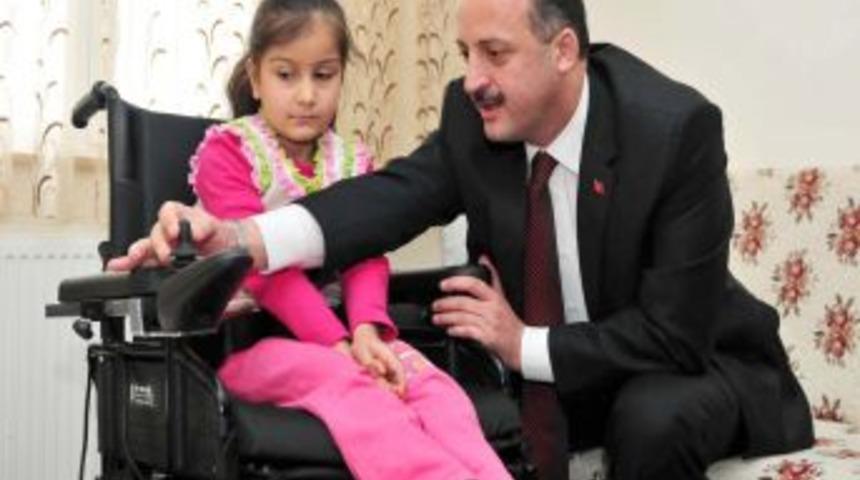 Başkan Akg&uuml;l'den, Minik Esmanur'a Ak&uuml;l&uuml; Sandalye