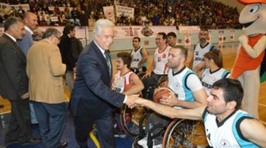 Engelliler g&ouml;sterileriyle b&uuml;y&uuml;ledi