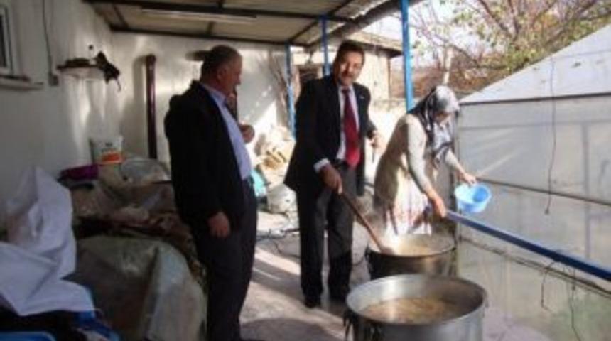 Derek&ouml;y Belediyesi Bin 500 Kişiye Aşure Dağıttı