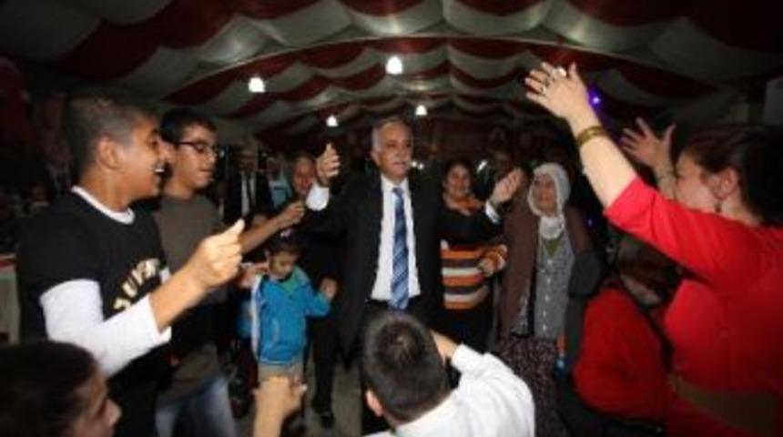 Bayraklı Belediyesi, Engelliler Ve Ailelerine Yemek Verdi