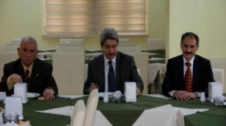 İlahiyat Fak&uuml;ltesi Dekanı Prof. Dr. Eren Basın Mensupları İle Buluştu