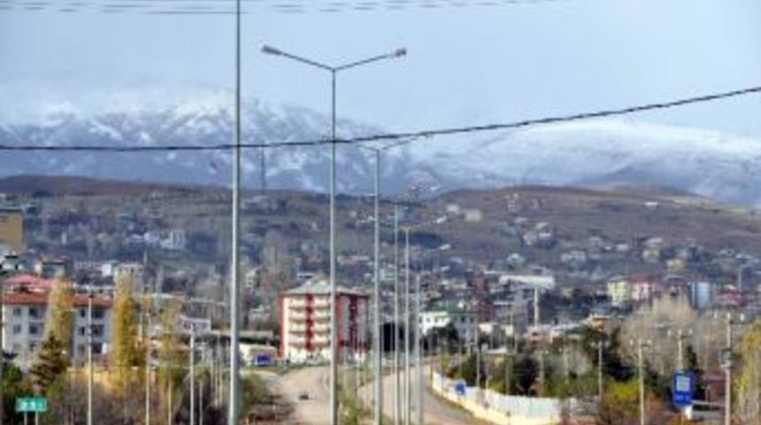 Suşehri&rsquo;ne Yılın İlk Karı Yağdı