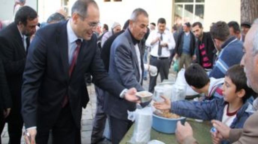 Gördes Belediyesi 3 Bin Kişiye Aşure Dağıttı