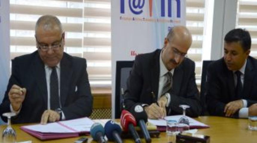 FATİH Projesi'nde Tabletler I&ccedil;in Imzalar Atıldı