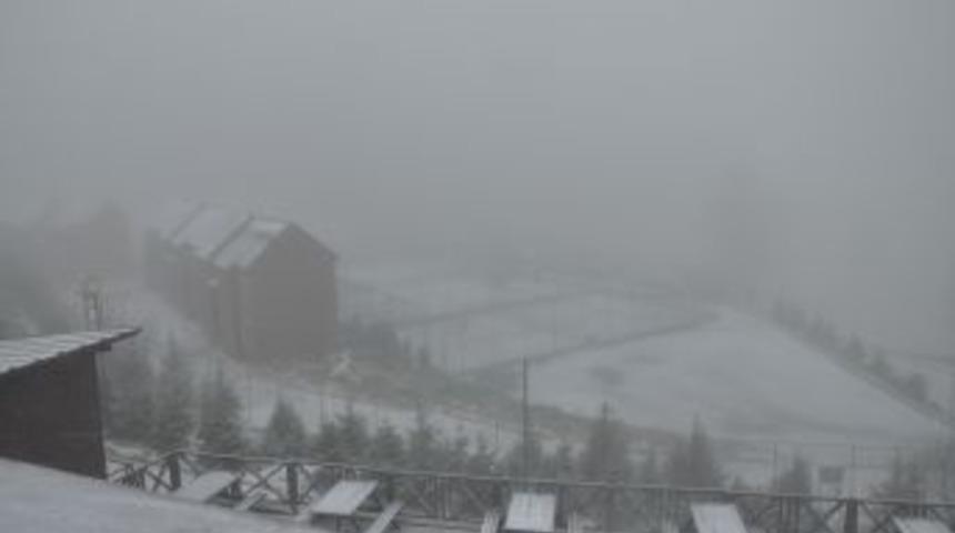 Kartepe'ye Mevsimin Ilk Karı Yağdı