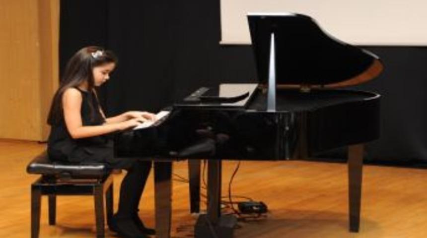 Gen&ccedil; Piyanistler Engelliler İ&ccedil;in &Ccedil;aldı