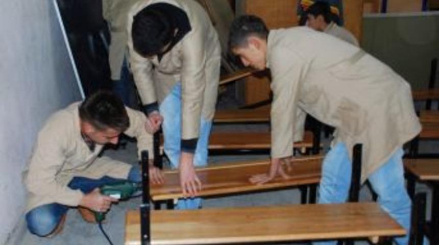 Suriyeli &Ouml;ğrencilerin Okul Sıralarını Adıyamanlı &Ouml;ğrenciler Yapıyor