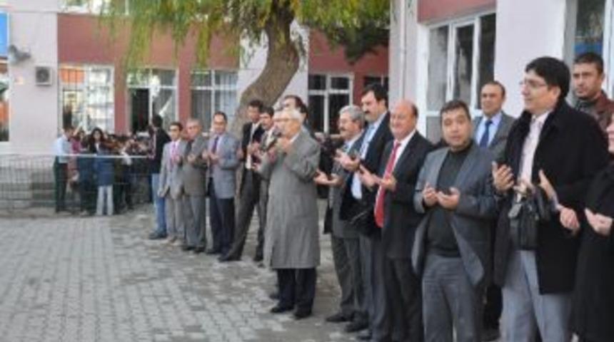 Cumhuriyet Ortaokulu'nda Bin Kişiye Aşure Dağıtıldı