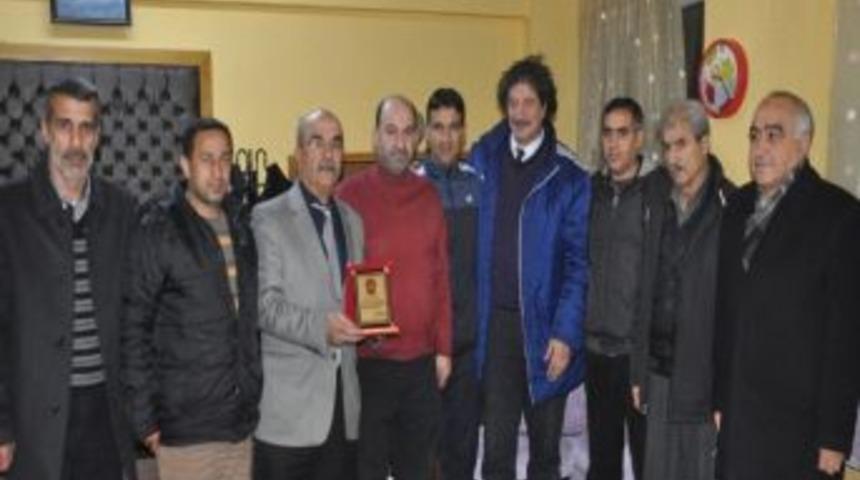 T&uuml;fad Malatya Şubesi, Telekomspor Teknik Sorumlusu Dedeoğlu&rsquo;na Plaket Verdi