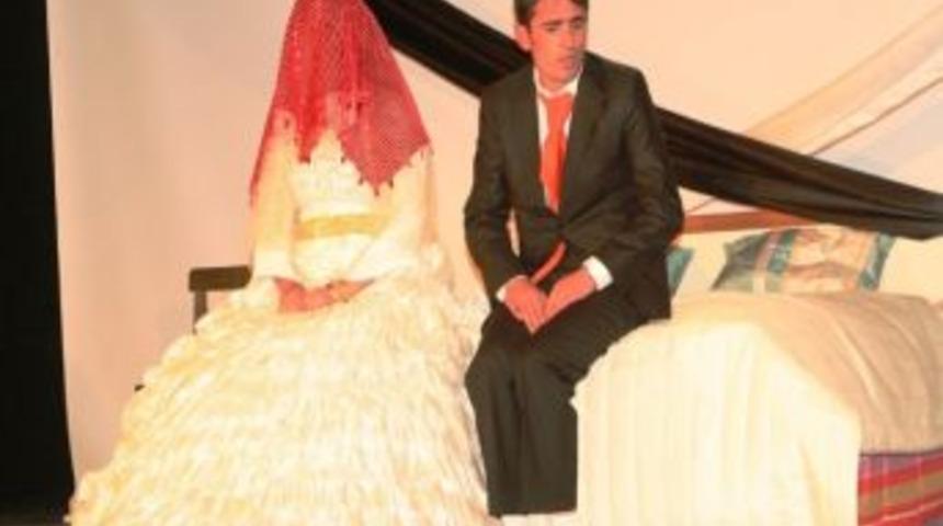 "yatak Odası Oyunu" İzleyicileri Kahkahaya Boğdu