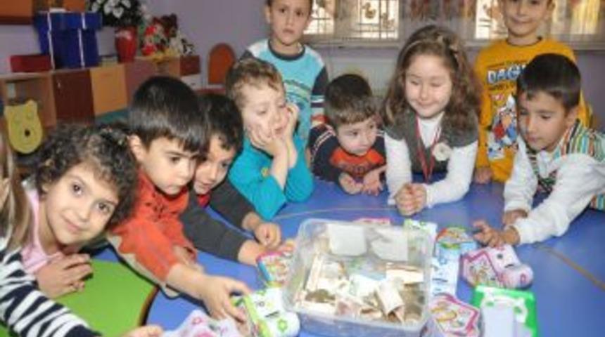 Ana Sınıfı &Ouml;ğrencileri Biriktirdikleri Parayı Muhta&ccedil; Aileye Verdi