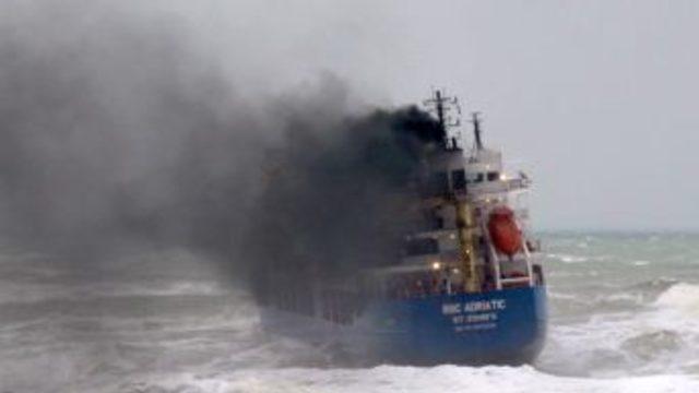 Kilyos'ta Karaya Oturan Gemiyi Kurtarma Çalışmaları Sürüyor