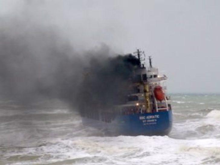 Пропало судно. Bbc Adriatic судно терпящее бедствие. Моряки в шторм. Моряки в шторм гризатална. Китайские матросы шторм.