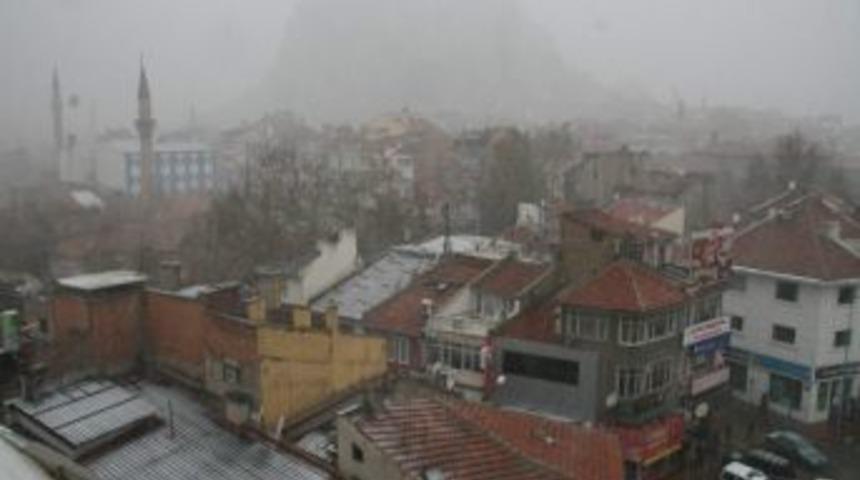 Afyonkarahisar&rsquo;da Karla Karışık Yağmur