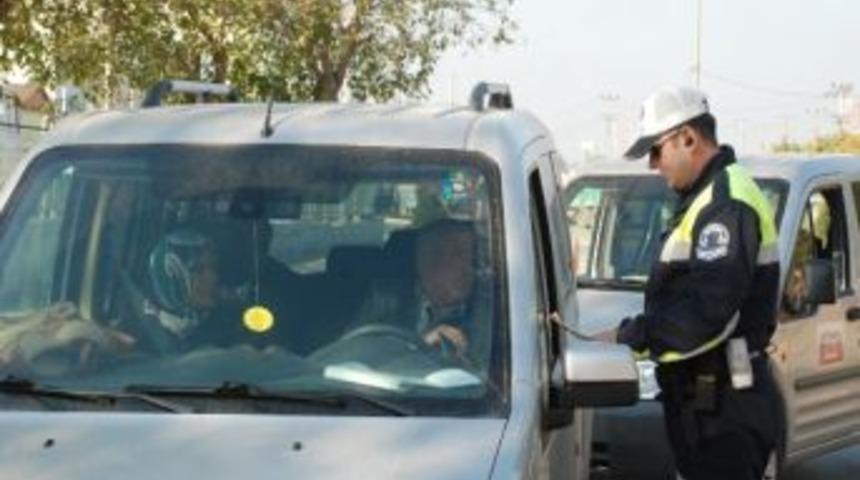 Polisten S&uuml;r&uuml;c&uuml;lere Emniyet Kemeri Ve Alkol Uyarısı