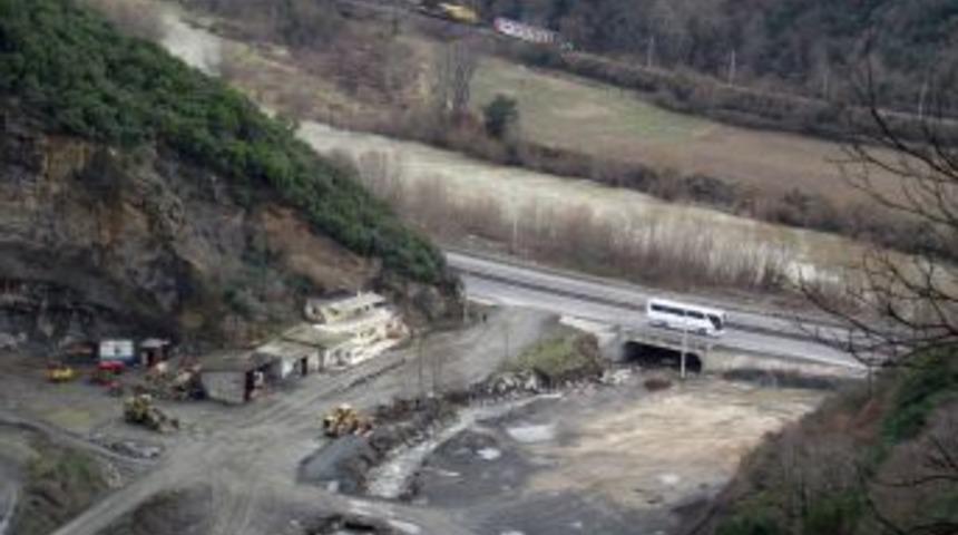 Şelaleler Ve Ana Enerji Hatları Taş Ocağı Tehdidi Altında