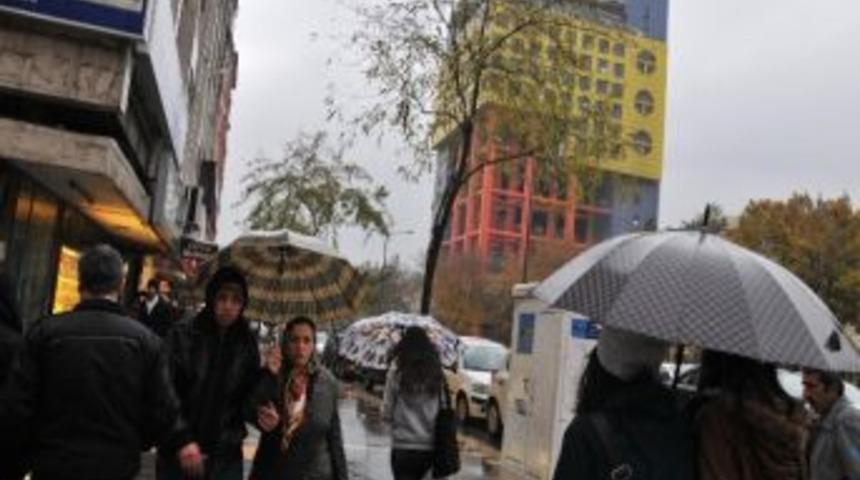 Sağanak Yağış Kenti Etkisi Altına Aldı