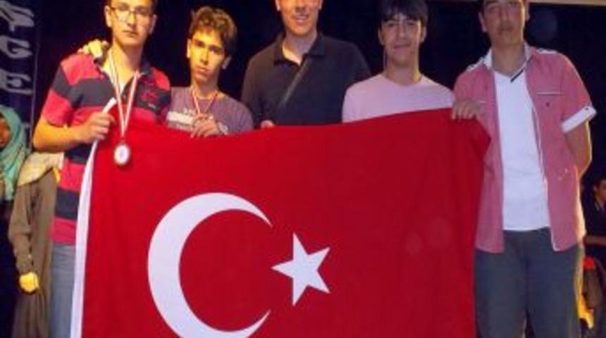 &Ouml;zel Sultan Murat Koleji D&uuml;nya 2. Ve 3'l&uuml;ğ&uuml;n&uuml; Elde Etti