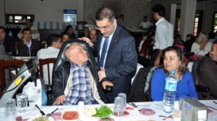 &Ccedil;elikcan g&uuml;n&uuml;n&uuml; engellilere ayırdı