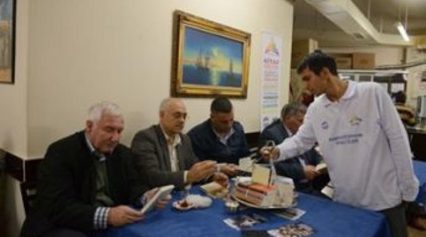 &Ccedil;ay tepsisinde kitap servisi