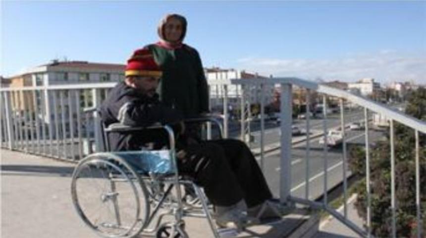 Kumburgaz&rsquo;da engellileri engelleyen &uuml;st ge&ccedil;it