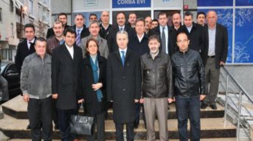 Mahalleli Başkana Sorunlarını &Ccedil;orba I&ccedil;erek Aktarıyor