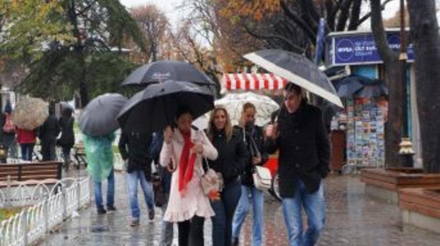 İstanbul&rsquo;da Sağanak Yağış Devam Ediyor