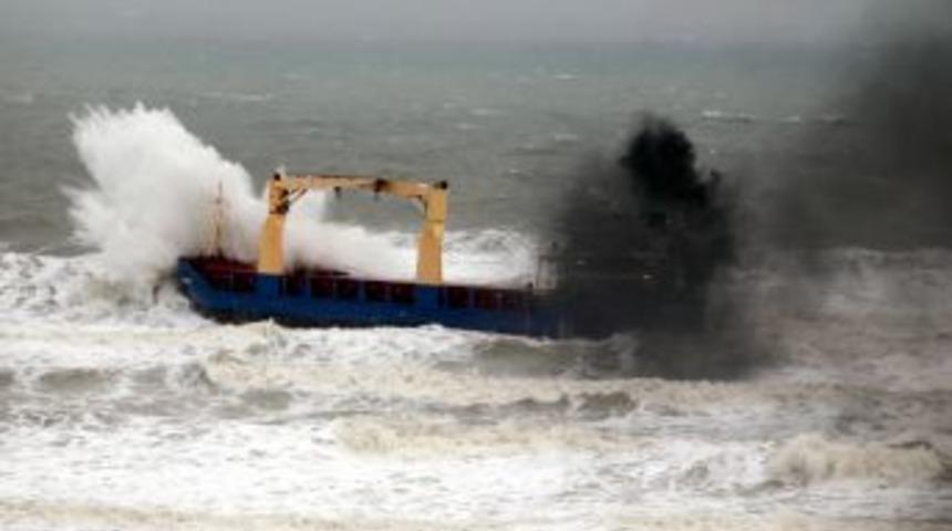 Kilyos'taki Gemi Dalgalarla Boğuşuyor
