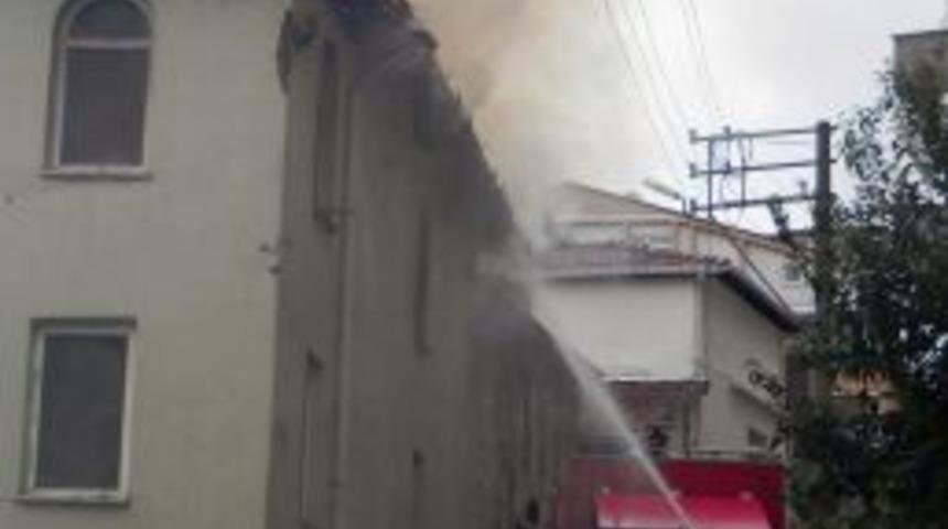 Asırlık Mescit Yangında Kullanılamaz Hale Geldi