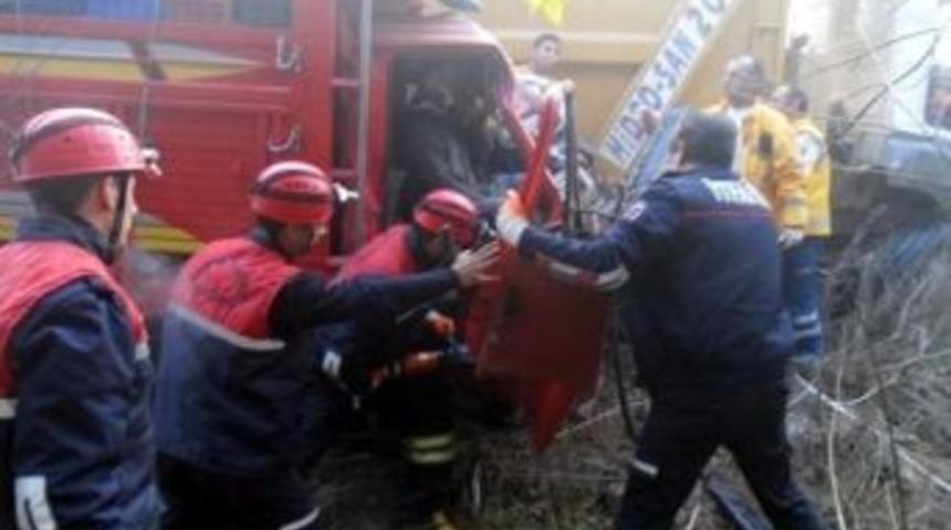 Balıkesir'de Kamyonlar &Ccedil;arpıştı: 4 Yaralı