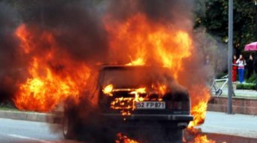 Otomobil Alev Alev Yandı